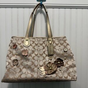 Coach Signature Floral Applique Tote – Khaki/Multi